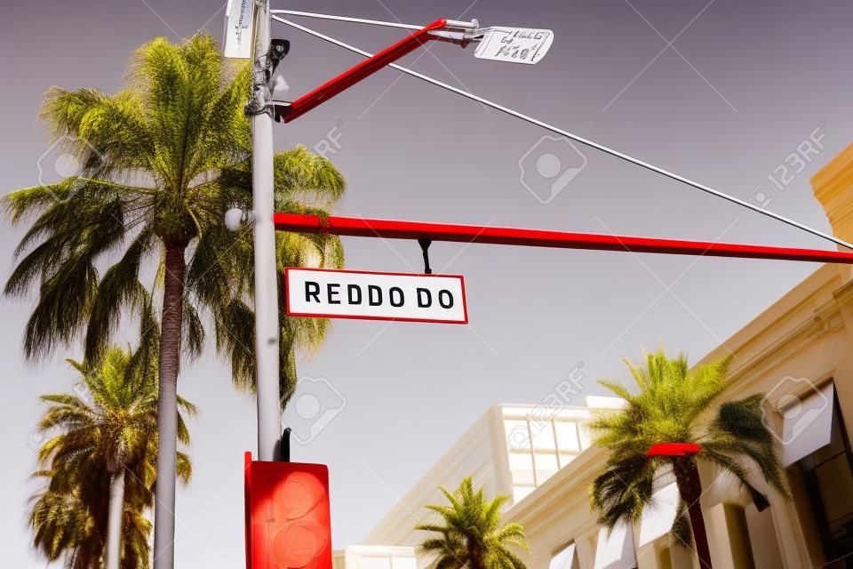 Rodeo Drive Road Sign sulla strada alla moda Rodeo Drive a Hollywood. STATI UNITI D'AMERICA.