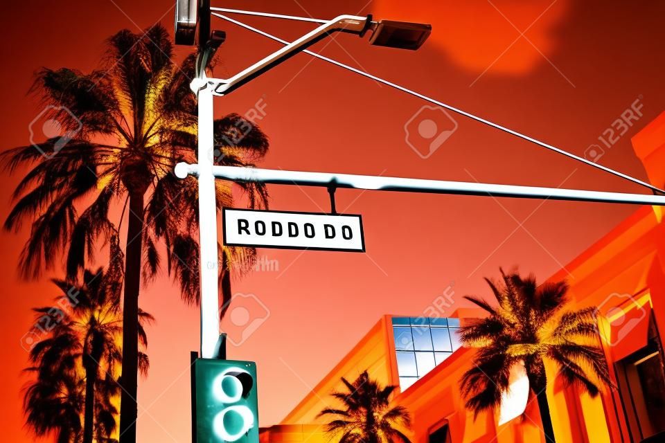 ハリウッドのファッショナブルなストリートロデオドライブのロデオドライブロードサイン。米国。