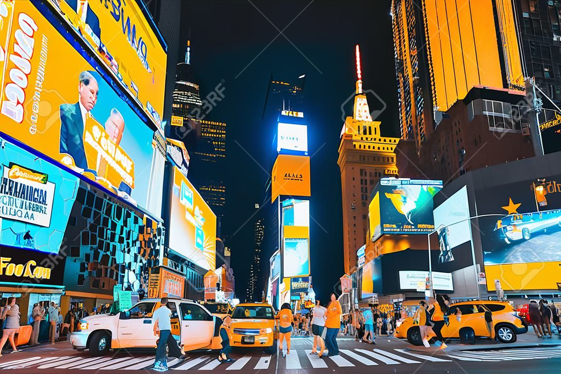 New York, Usa - 6 settembre 2017: Vista notturna della piazza centrale e principale di Times Square di New York. Strada, macchine, persone e turisti su di esso.