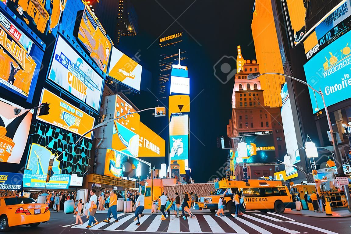 New York, USA - 06. September 2017: Nachtansicht des Times Square - Central und Hauptplatz von New York. Straße, Autos, Menschen und Touristen drauf.
