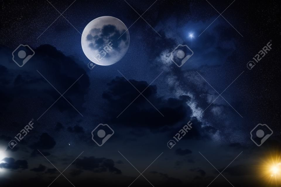 Nachthimmel mit Sternen und Mond