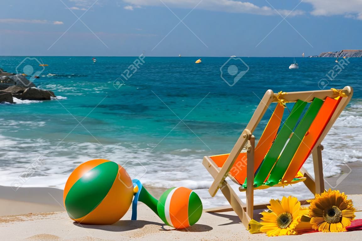 Leere Strandkorb mit Blumen und Spielzeug am Meer