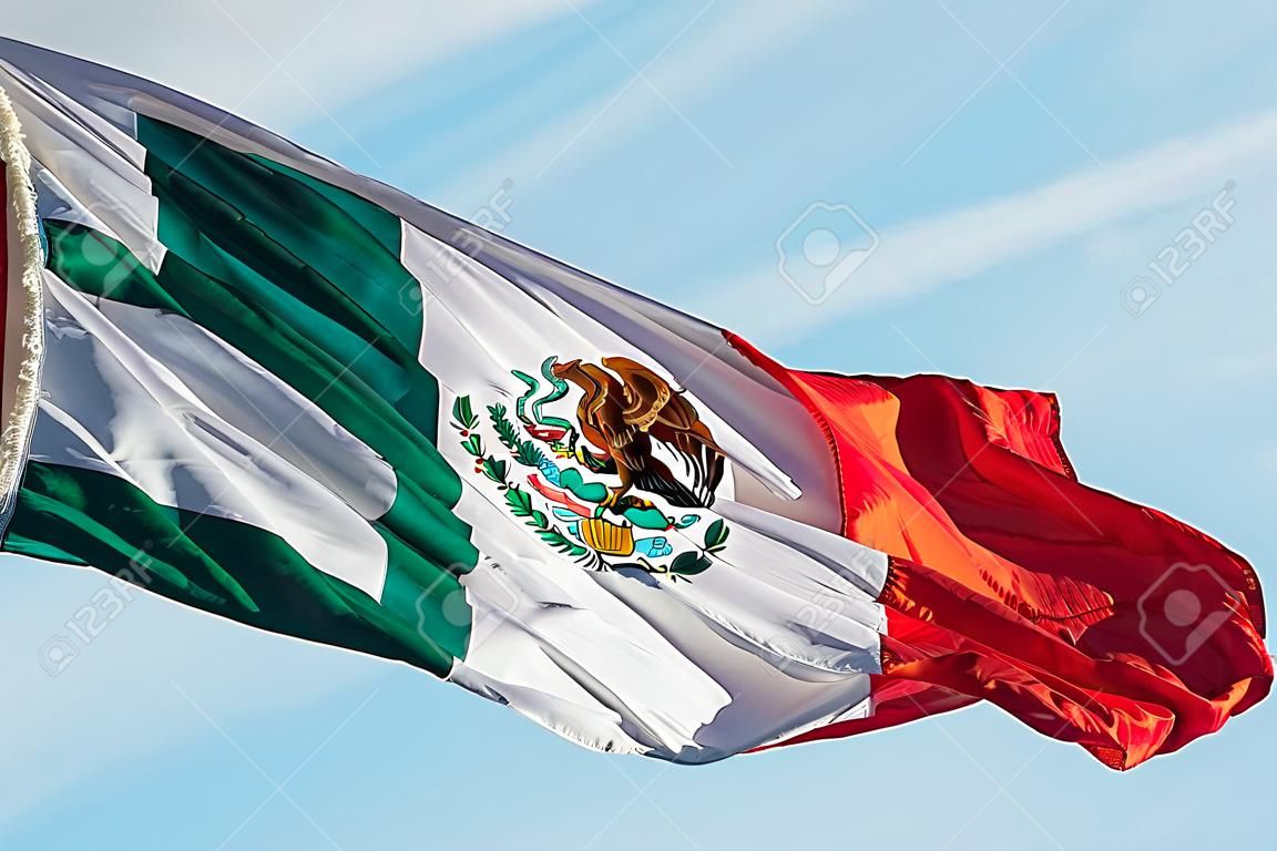 mexicano tejer la bandera en el fondo del cielo