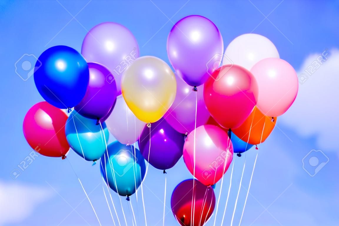 kolorowe balony w błękitne niebo i chmury