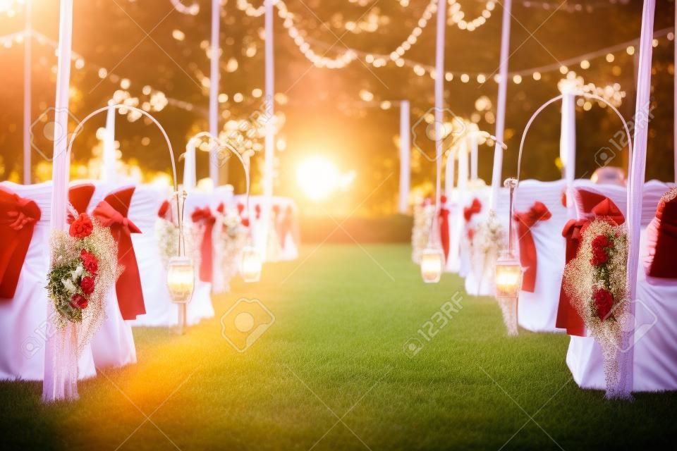 Piękne ceremonia ślubna w ogrodzie o zachodzie słońca