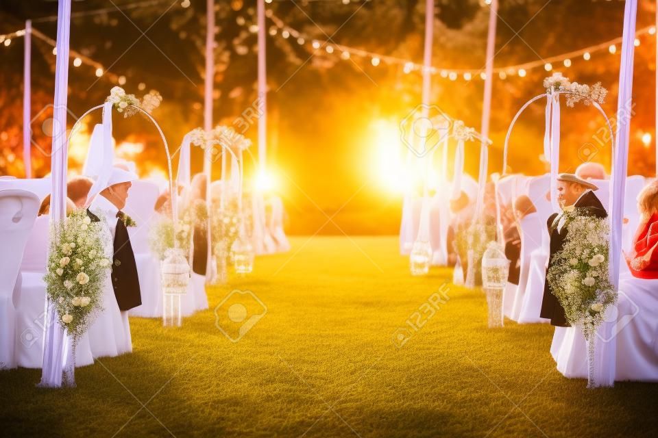 Prachtige bruiloft ceremonie in de tuin bij zonsondergang
