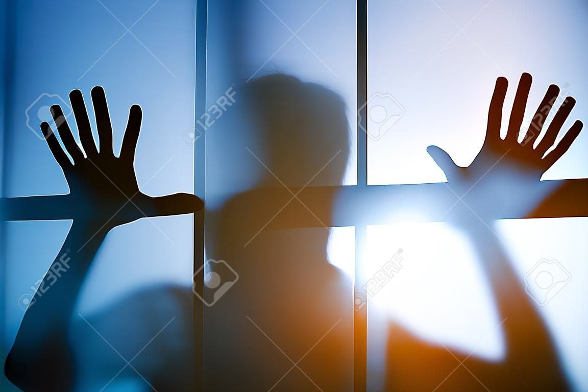 silhueta homem assustado ficar atrás da porta de vidro, fundo de horror