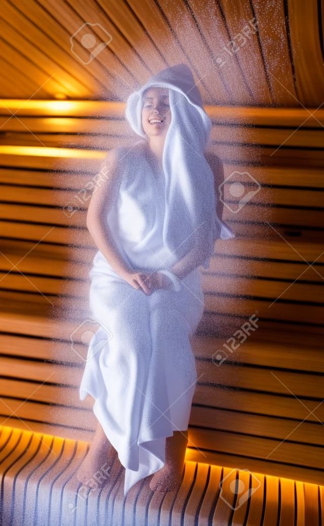 Junge Frau nimmt ein Dampfbad in der Sauna