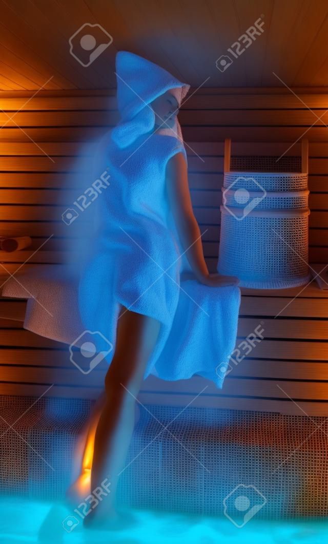 Junge Frau ist ein Dampfbad zu Sauna statt.