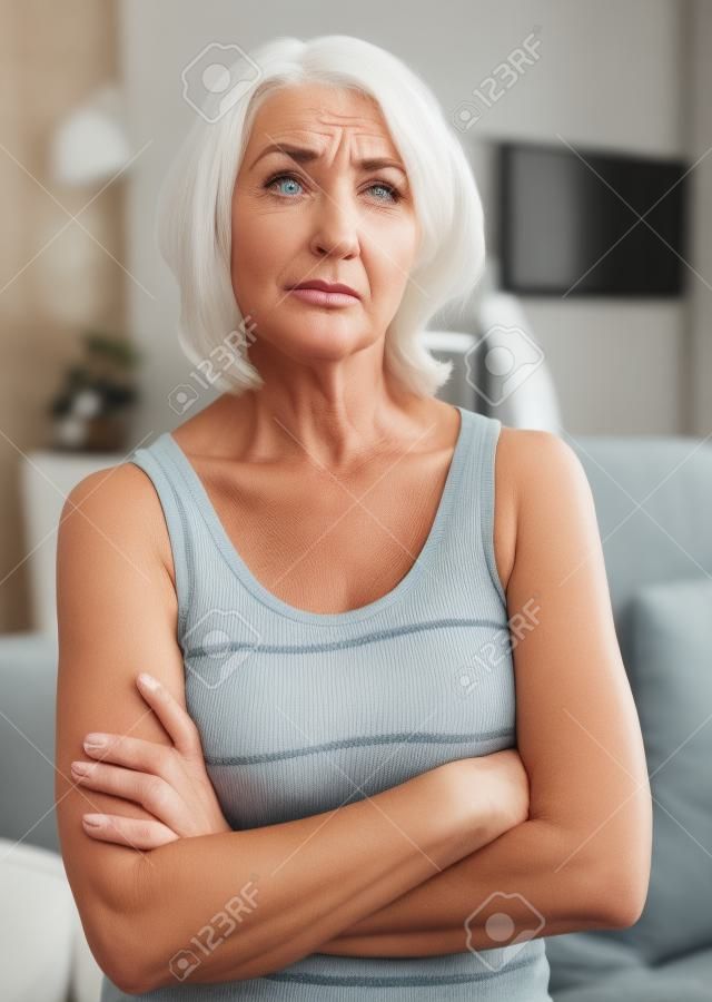 Depresso maturo donna di mezza età sul divano di casa