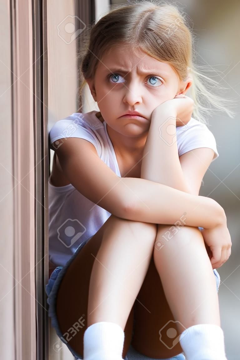 jeune fille solitaire dans l'âge de l'école élémentaire de pleurer et de se sentir en plein air confus