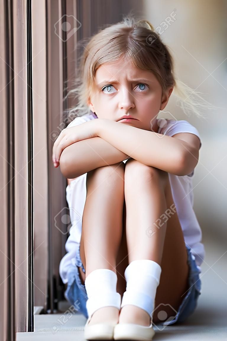 jeune fille solitaire dans l'âge de l'école élémentaire de pleurer et de se sentir en plein air confus