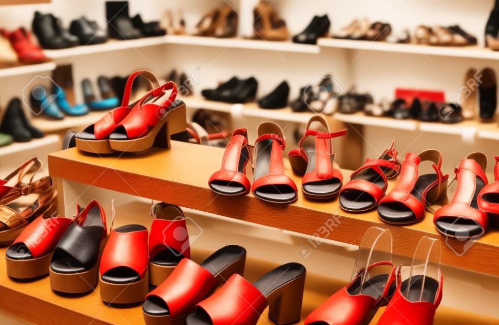 14.700+ Zapatos Estanteria Fotografías de stock, fotos e imágenes libres de  derechos - iStock