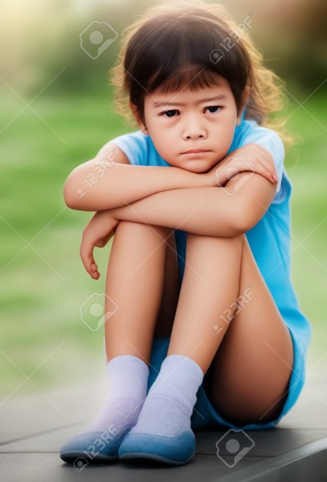 Eenzaam meisje in de basisschool leeftijd huilen en het gevoel verward buiten