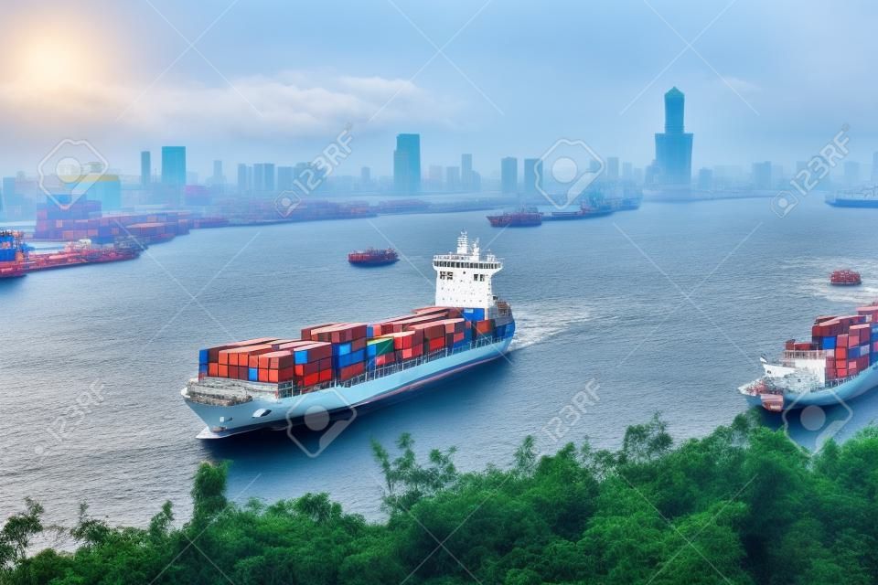 集裝箱船在台灣高雄港。