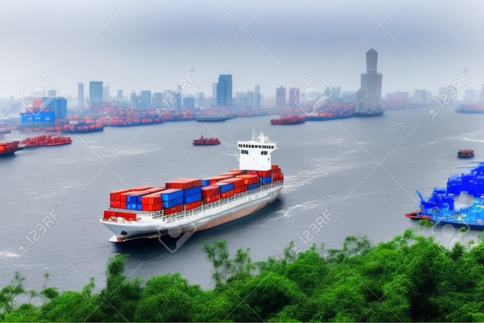 Containerschip in de haven van Kaohsiung, Taiwan.