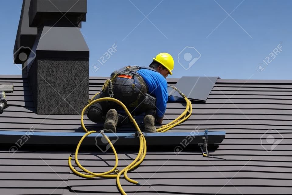 couvreur construction toit réparation corde sécurité travailleur