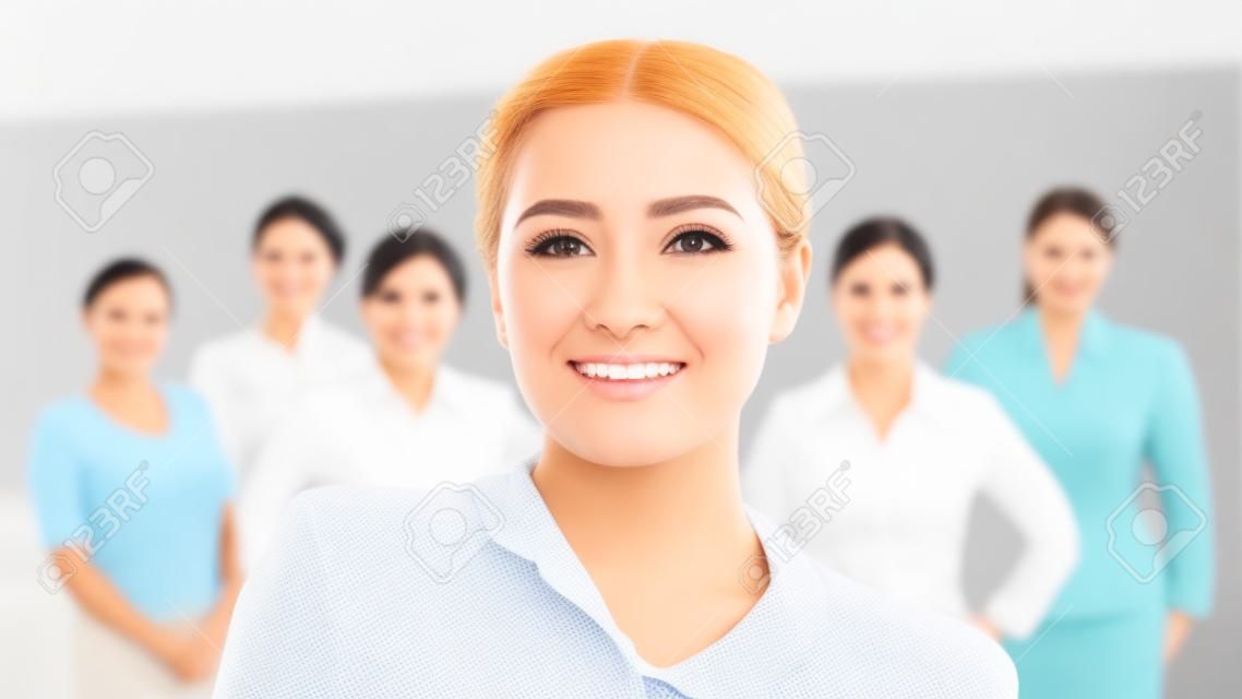 succesvolle vrouw teamwork office groep meisje in de voorkant van collega's professionele medewerkers achtergrond
