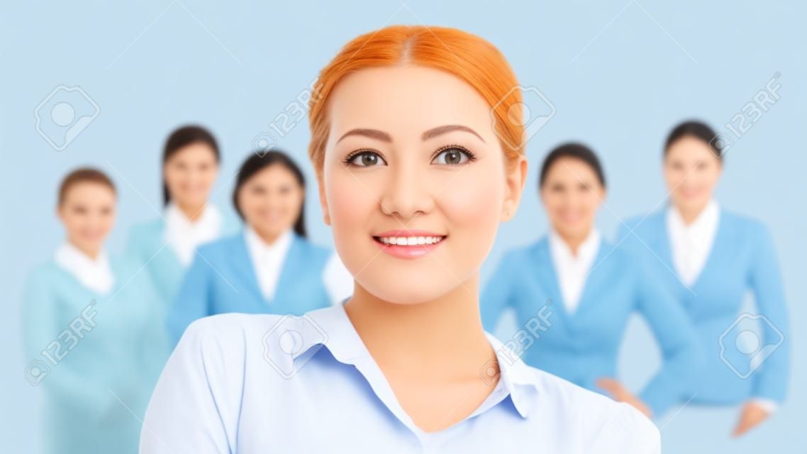 Chica de grupo de oficina de trabajo en equipo de mujer exitosa frente a colegas antecedentes de personal profesional