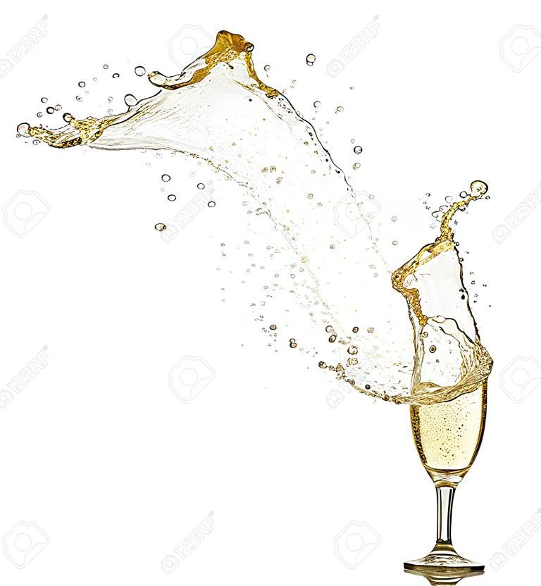 Platschen Champagner aus Glas, isoliert auf weißem Hintergrund