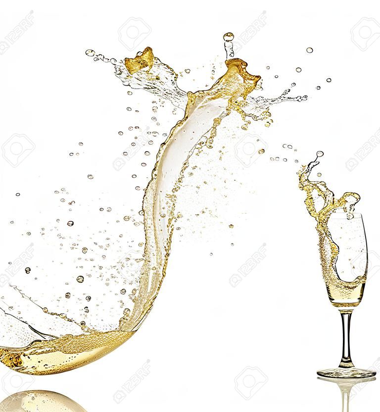 Éclabousser champagne en verre, isolé sur fond blanc