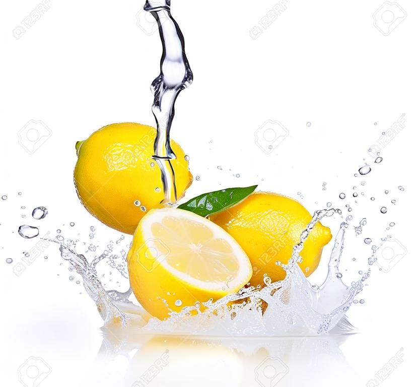 Limones frescos con el chapoteo del agua, aisladas sobre fondo blanco