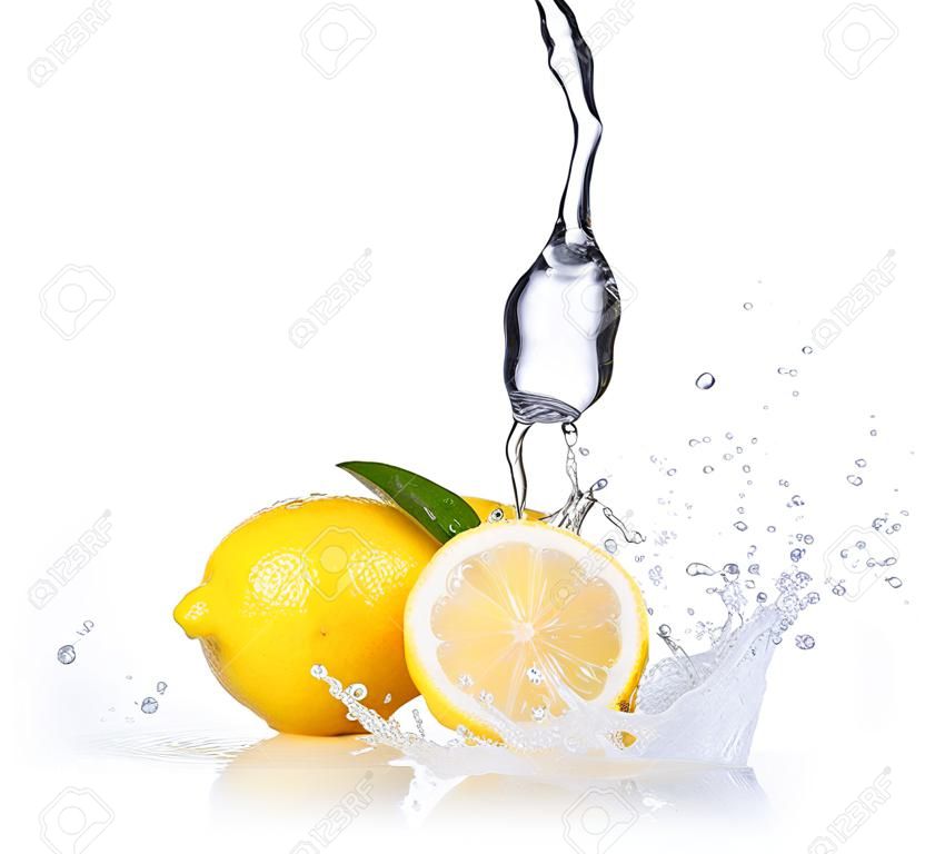 Limones frescos con el chapoteo del agua, aisladas sobre fondo blanco