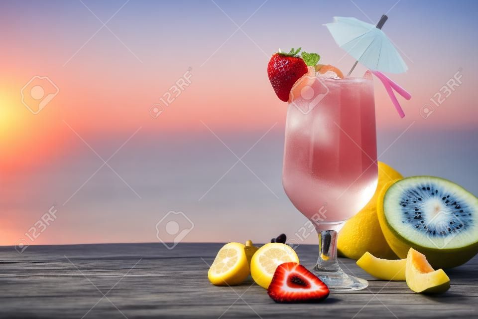 夏季雞尾酒水果的木桌上件。在背景虛化海灘