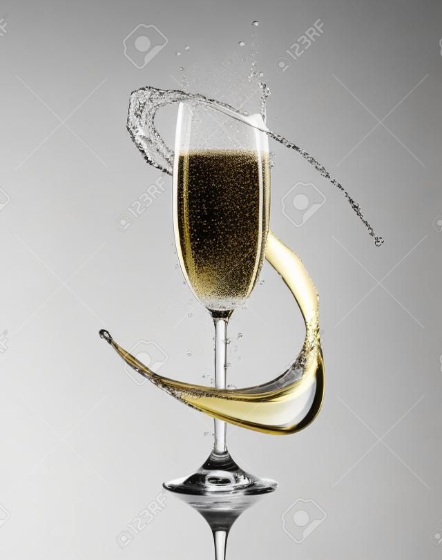 Vetro di champagne con splash, isolato su sfondo bianco