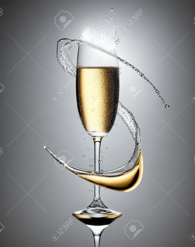 Vetro di champagne con splash, isolato su sfondo bianco