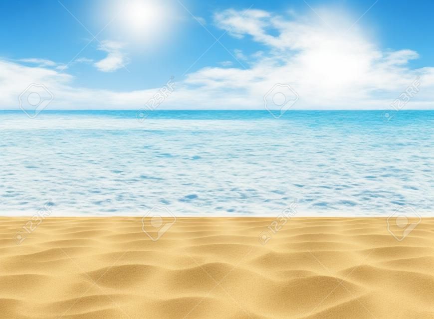 Pusta piaszczysta plaża z morza. Wolne miejsce dla tekstu lub lokowanie produktu