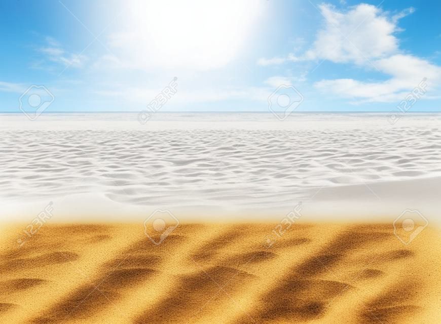 Üres homokos strand tengeren. Szabad hely a szöveg vagy a termékmegjelenítés