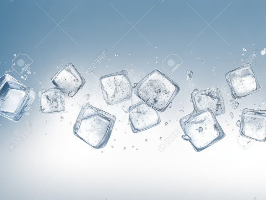 Calo dei cubetti di ghiaccio in spruzzi d'acqua isolato su sfondo bianco