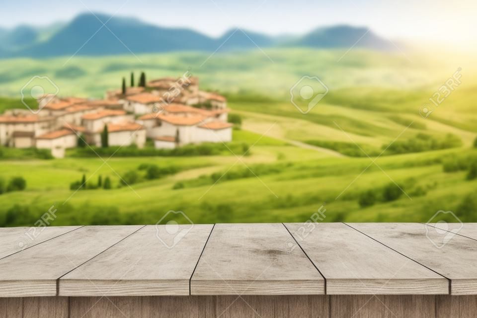 Lege houten planken met Italiaans landschap op achtergrond. Ideaal voor productplaatsing