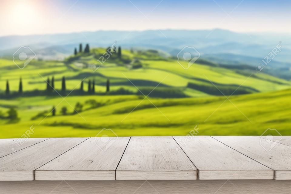 Tábuas de madeira vazias com paisagem italiana no fundo. Ideal para colocação de produtos