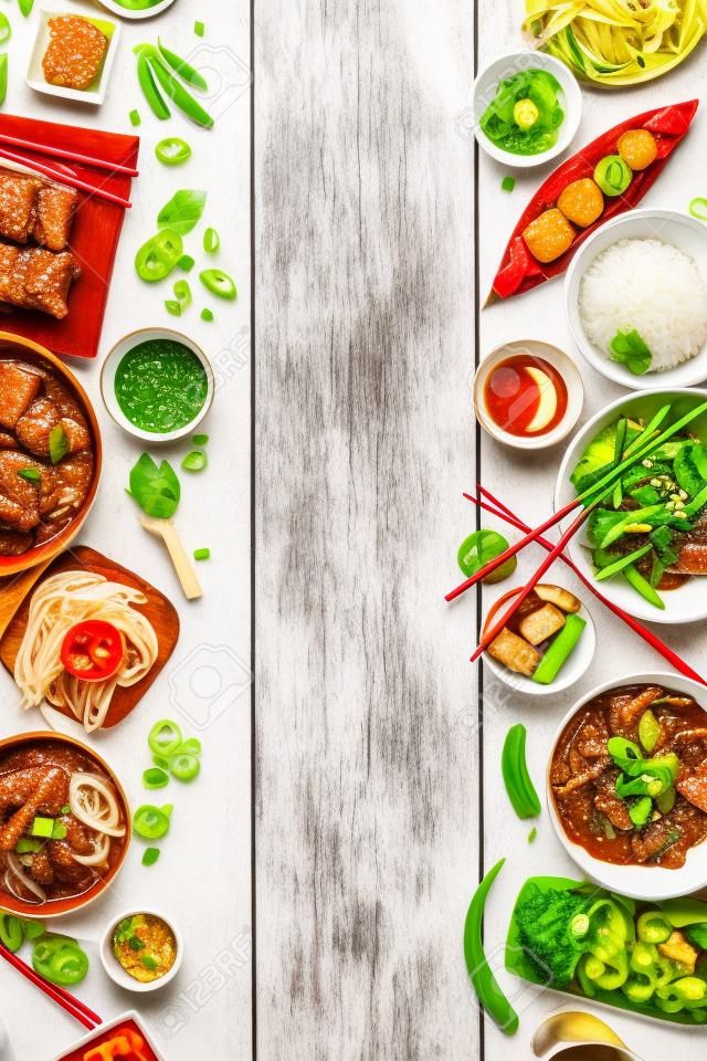 亞洲食品送達白色木製桌子，頂視圖，文字的空間。中國和越南美食集。