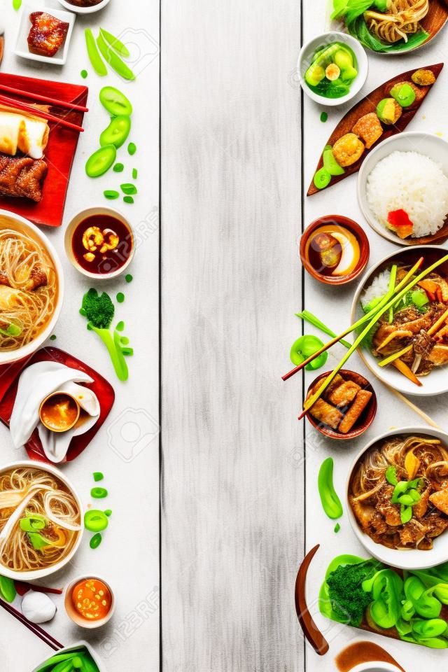 亞洲食品送達白色木製桌子，頂視圖，文字的空間。中國和越南美食集。