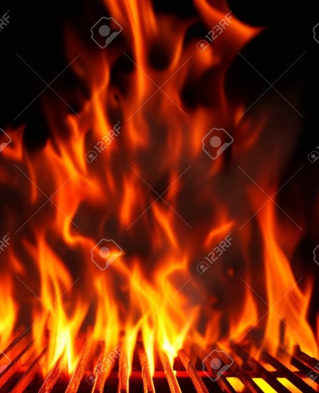 Griglia a carbone fiammeggiante vuota con fuoco aperto, pronta per il posizionamento del prodotto. Concetto di grigliate estive, barbecue, barbecue e festa. Copyspace nero