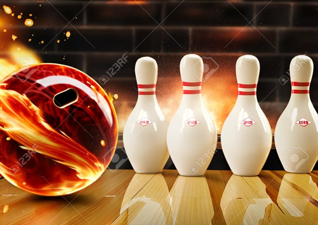 Le bowling a frappé avec une boule de feu roulant sur le sol. Concept de réussite et de victoire.