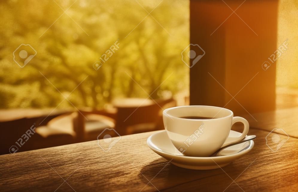 Filiżanka kawy na stół w kawiarni Rano światło, zabytkowe lub retro kolor stonowanych
