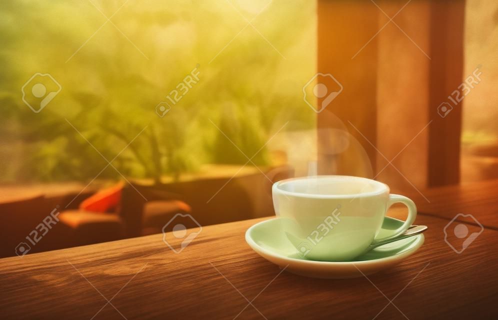 朝の光のカフェでテーブルの上のコーヒーのカップ、ヴィンテージやレトロな色トーン