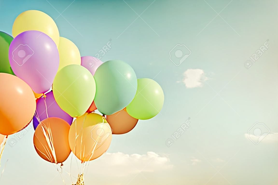 Multicolor ballonnen in de zomervakantie. Pastel kleurfilter