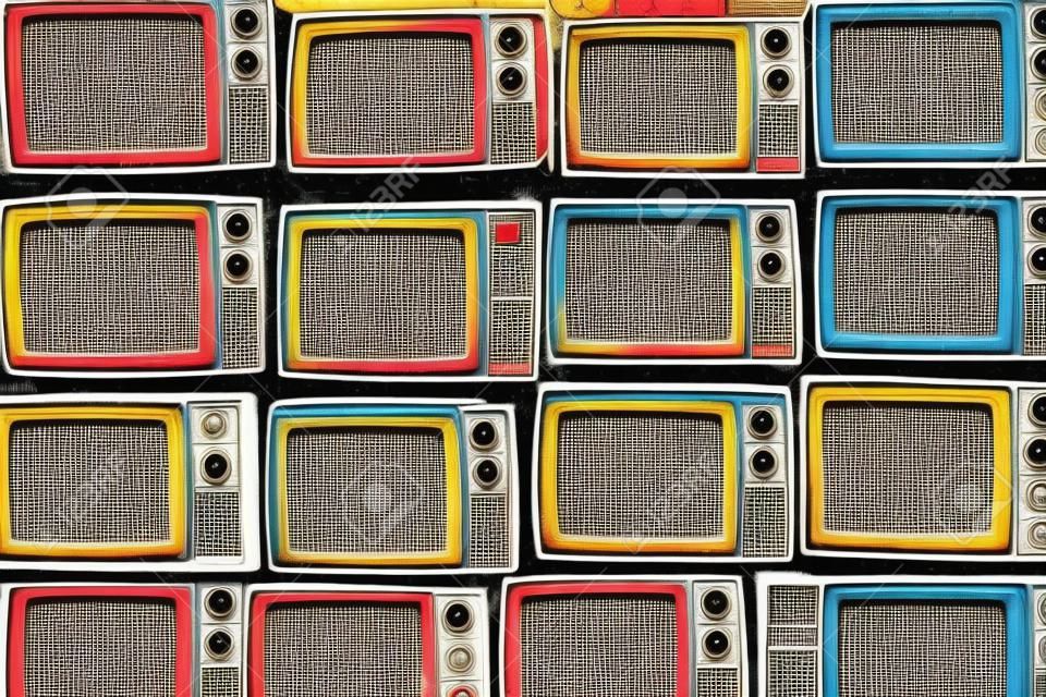 一堆五顏六色的復古電視（TV）的模式牆 - 復古濾鏡效果的風格。