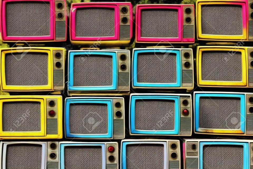 一堆五顏六色的復古電視（TV）的模式牆 - 復古濾鏡效果的風格。