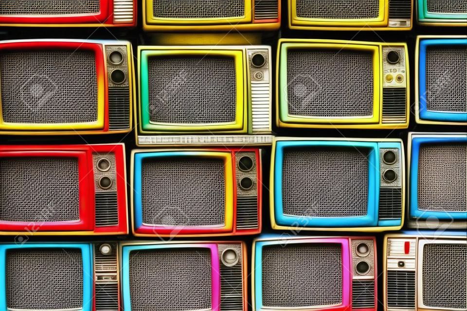 Patroon muur van stapel kleurrijke retro televisie (TV) - vintage filter effect stijl.