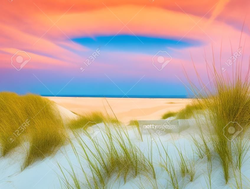 Piękny wydmowy krajobraz i długa plaża na wyspie na Morzu Północnym Amrum, Szlezwik-Holsztyn, Niemcy