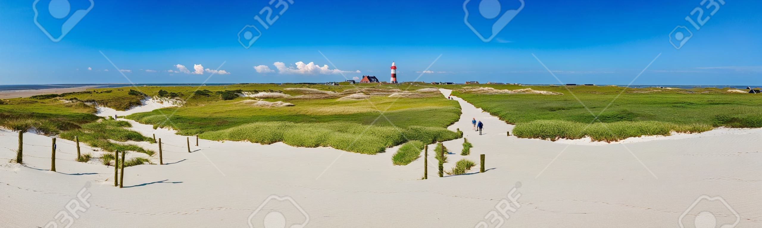 Schöne Dünenlandschaft mit traditionellen Leuchtturm auf der Insel Amrum in der Nordsee, Schleswig-Holstein, Deutschland