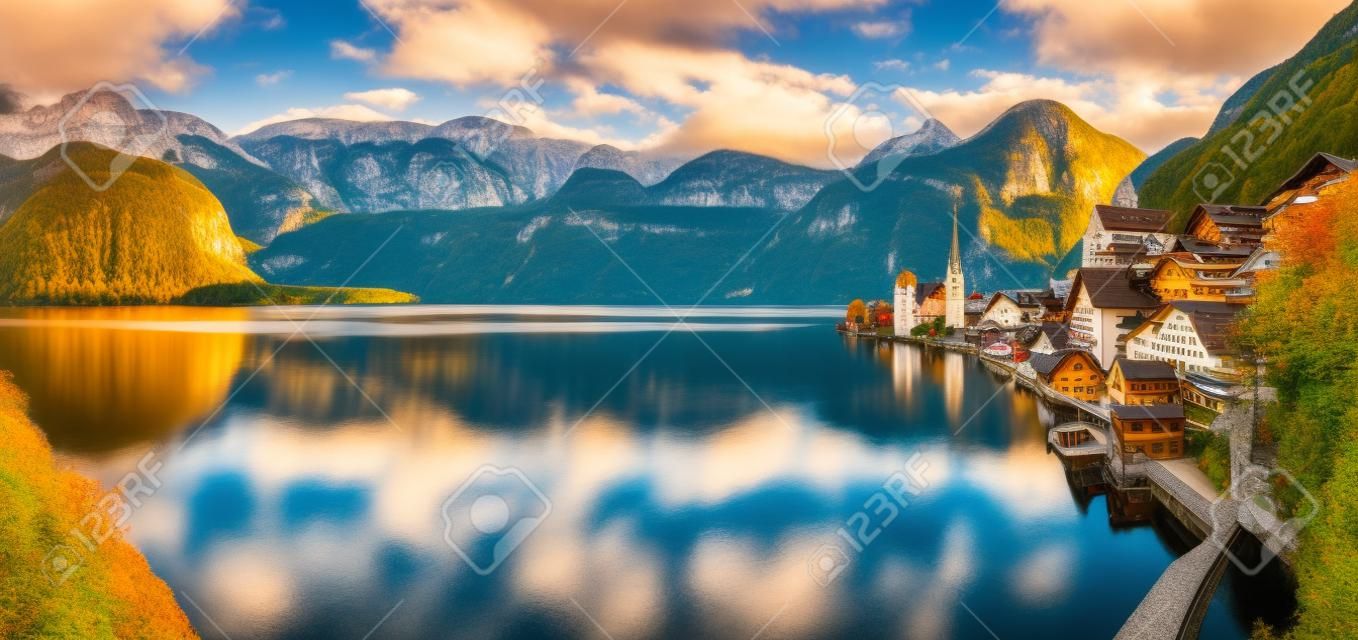 风景全景照片明信片看著名的哈尔施塔特山村哈尔斯塔特湖在奥地利的阿尔卑斯山在美丽的金色的晨光在秋天湖区奥地利