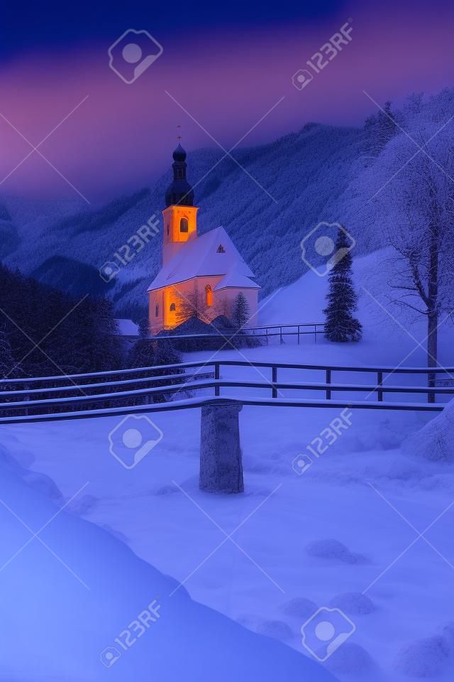 겨울, 람 자우, Nationalpark Berchtesgadener 땅, 바바리아, 독일에서 황혼에 파란 시간 동안 조명 장식 된 크리스마스 트리와 상트 세바스티안 순례 교회의 아름 다운 황혼의보기