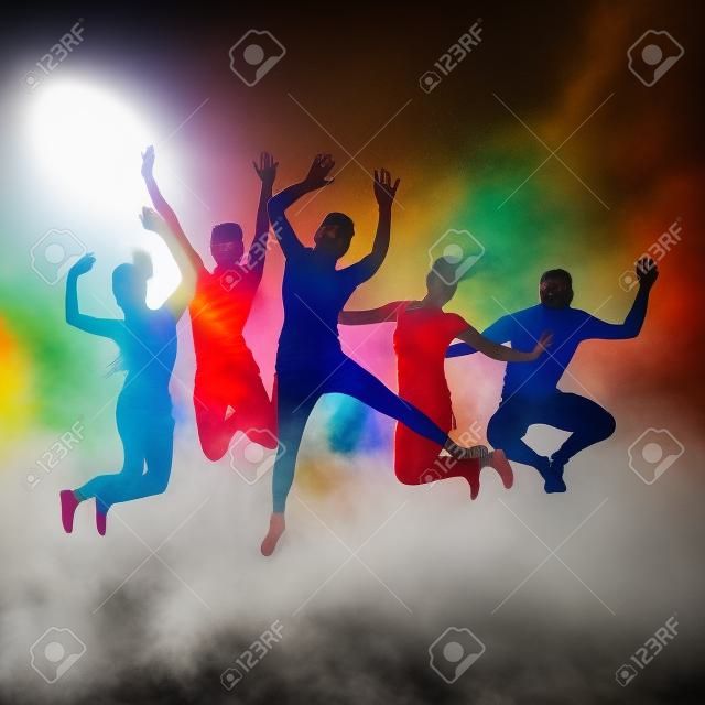 personas coloridos que saltan